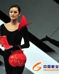 国旗也成为了鞋履设计的焦点。亚洲最大的时装展览香港时装节秋冬